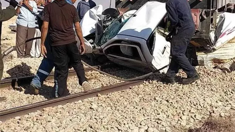 قطار الضبعة يصدم سيارة حاولت عبور القضبان بطريقة غير شرعية