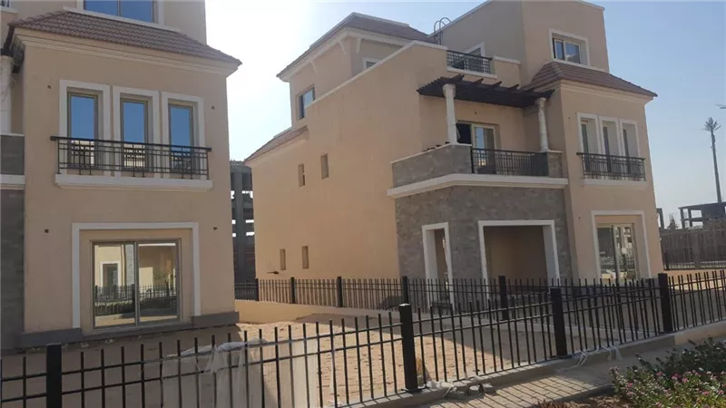 وزير الإسكان: بدء تسليم 50 فيلا لحاجزيها في