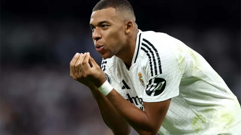 كليان مبابي يحصد جائزة لاعب الشهر فى ريال مدريد