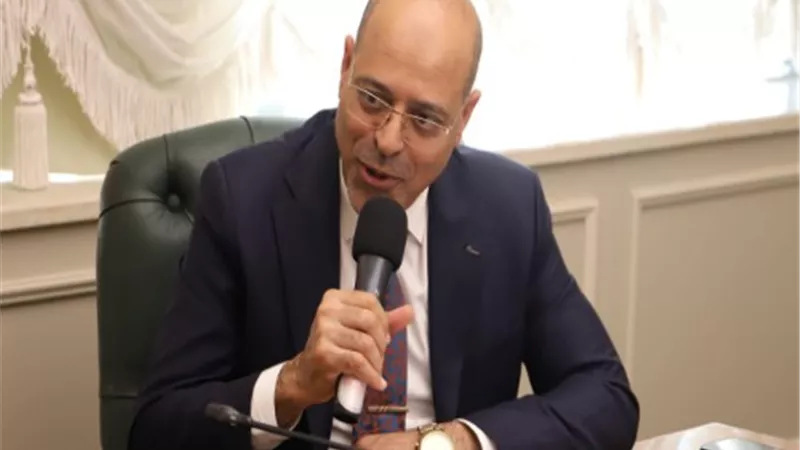 وزير العمل يبحث التوسع في مد مظلة الحماية الإجتماعية مع وفد 