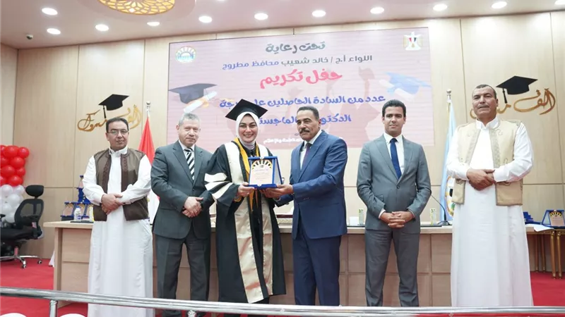 محافظ مطروح يكرم عدداً من حاملى درجة الدكتوراة والماجستير
