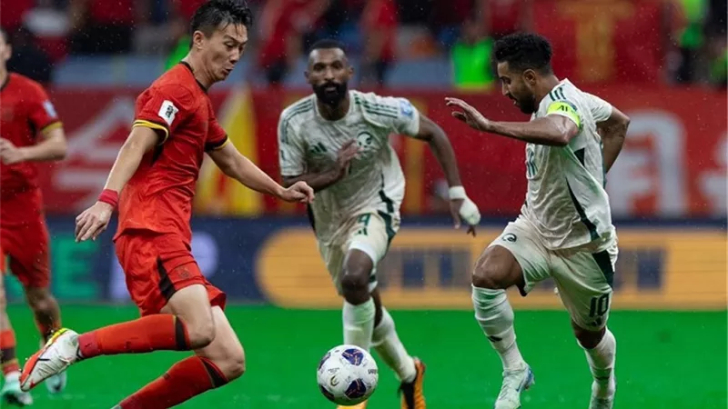 إيقاف نجم المنتخب السعودي 3 مباريات وتغريمه مالياً