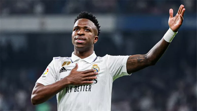 قبل الاعلان الرسمي.. ريال مدريد يحتفل بفوز فينسيوس بالكرة الذهبية