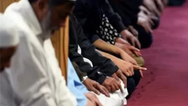 دارالإفتاء تجيب .. كيفية أداء صلاة الجماعة للأصم