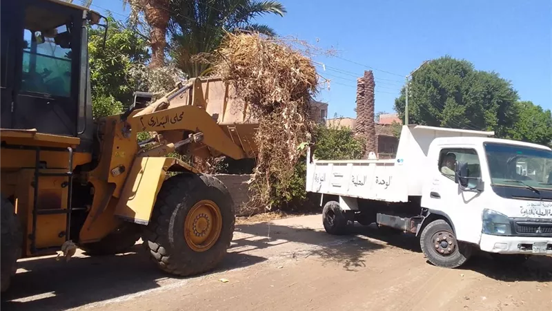 محافظ أسيوط: رفع نواتج تطهير الترع والمصارف بقرية نجوع المعادي
