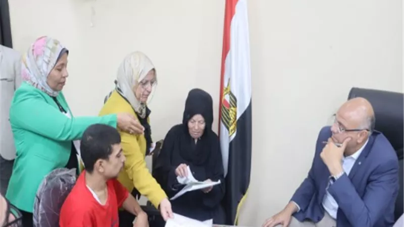 محافظ القليوبية يوجه بتوفير فرص عمل لذوي همم وفتح دار مناسبات بقرية سيرقاوس بالخانكة