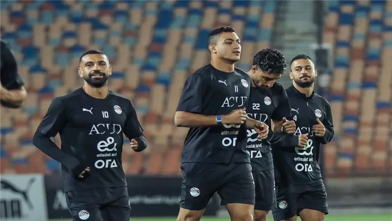 محمد صلاح يتغزل فى عمر مرموش بتدريبات الفراعنة.. فيديو