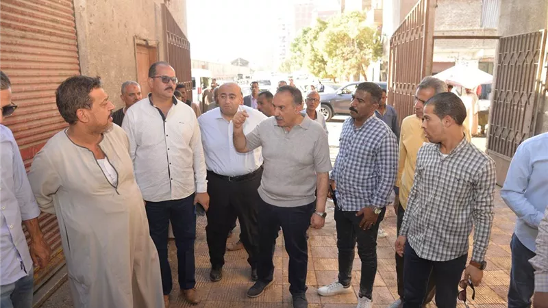 محافظ أسيوط يتفقد سوق الباعة الجائلين بشارع التحكم المركزي