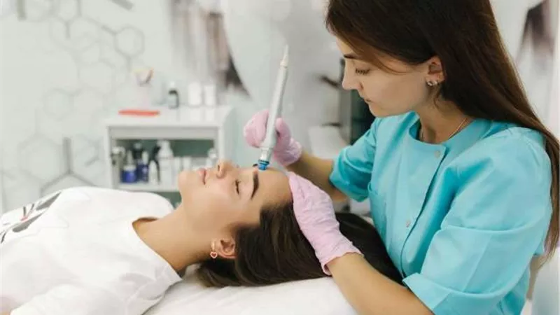 طبيبة التجميل.. انتحلت صفة دكتورة.. وفتحت عيادة بمصر الجديدة