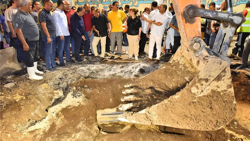 محافظ أسيوط يتابع أعمال صيانة ثقب بخط طرد صرف صحي بميدان المجذوب