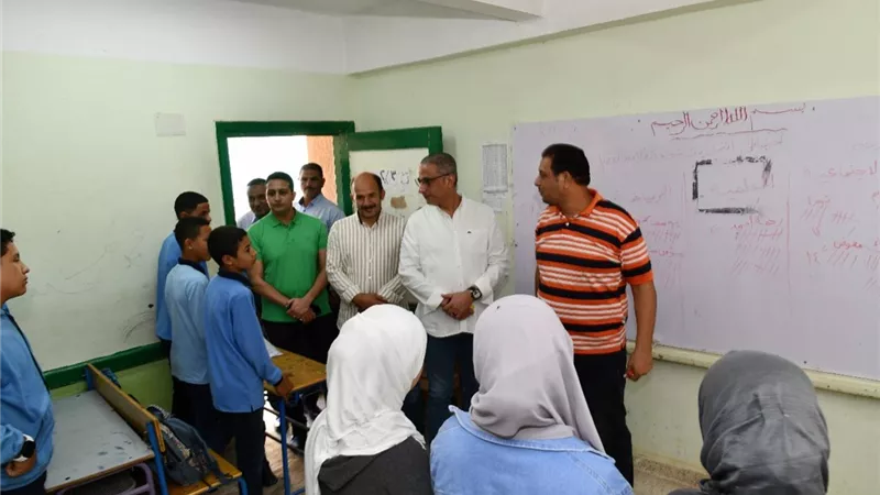 محافظ الفيوم يفاجئ مدرسة أبو صير للتعليم الأساسي