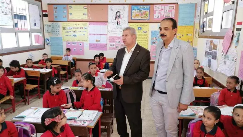 مدير تعليم دمياط يفاجئ مدارس عزبة البرج