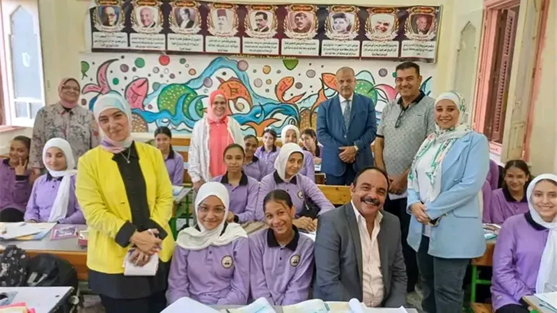 مدير التعليم ببورسعيد يتفقد القناة الاعدادية بنات ويشيد بحضورهن