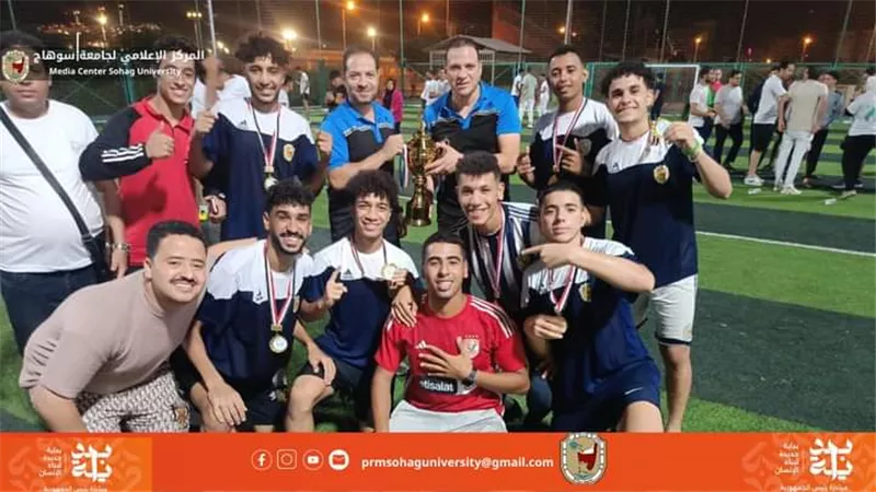 الميدالية الذهبية لمنتخب جامعة سوهاج لخماسي كرة القدم