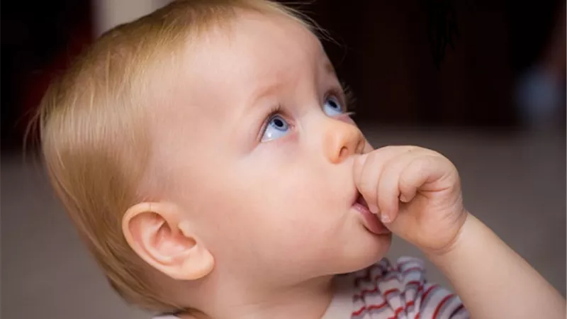 أبرز مخاطر مص الإصبع لدى الأطفال .. مشاكل في الأسنان