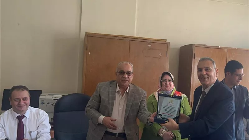 عميد تربيةالزقازيق يكرم عدداً من أعضاء هيئة التدريس ومعاونيهم