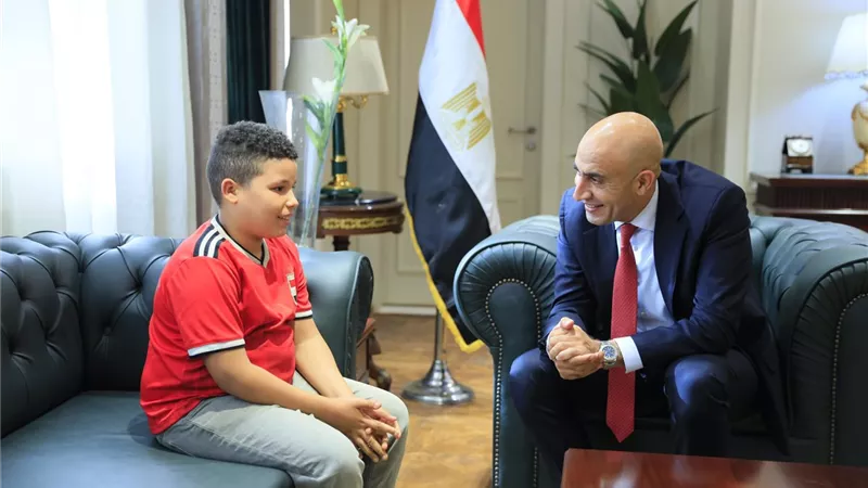 وزير التعليم يستقبل الطالب علي حمادة..ويوجه بإعفائه من المصروفات