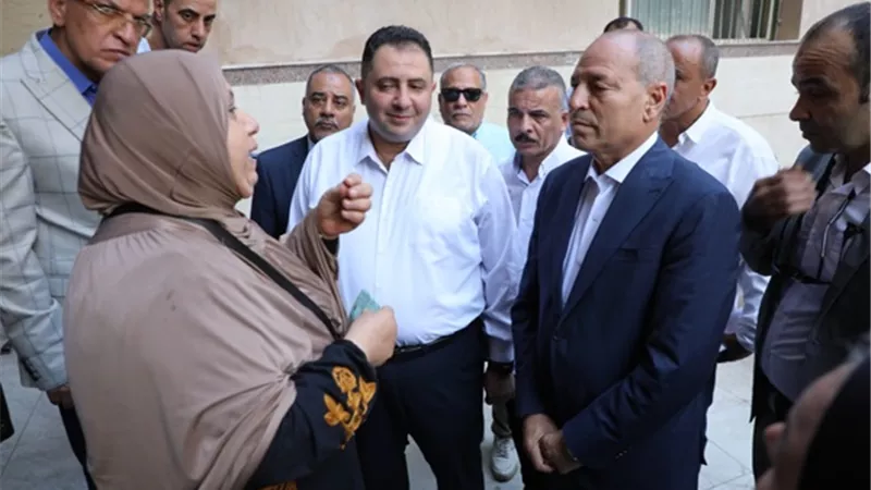 محافظ القاهرة يشدد على إزالة السلاسل المستخدمة فى حجز اماكن لركن السيارات