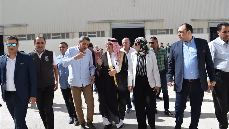 الشاذلي يتفقد مصنع الحافلات بمدينة السويس الجديدة