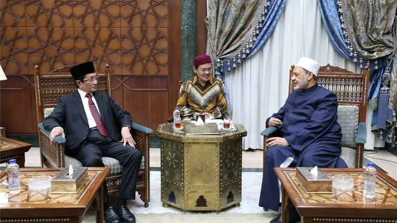 شيخ الأزهر يستقبل الرئيس العام لمسجد الاستقلال بإندونيسيا