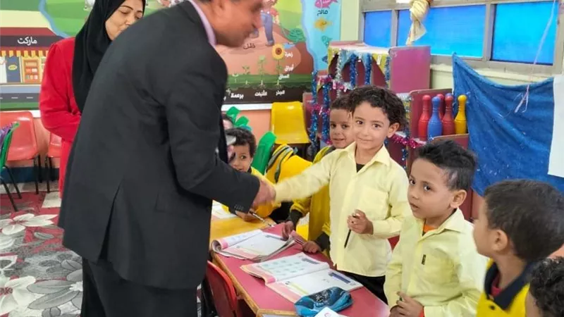 مدير تعليم الخانكة يتفقد مدارس عرب العيايدة