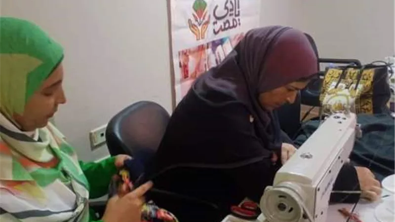 وحدة أيادي مصر بمطروح تنظم أولى ورش العمل لتدريب أساسيات الخياطة