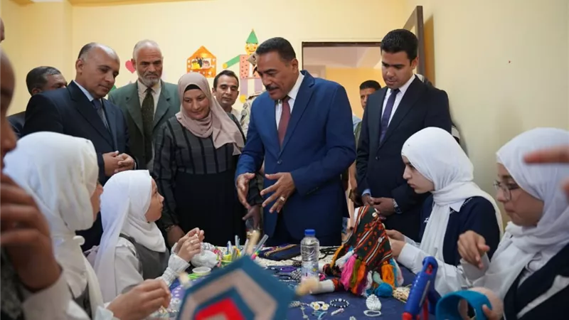 محافظ مطروح يهدي ٥٠ حقيبة مدرسية لطلاب مدرسة ابوبكر الصديق بسيوة
