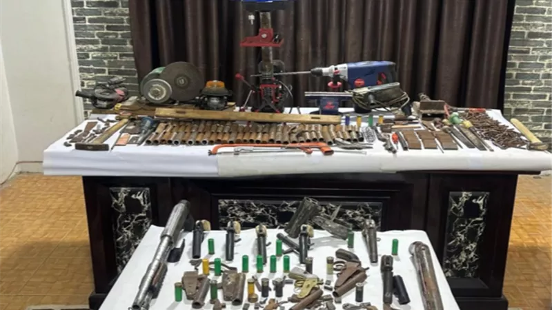 القبض على شخصين يصنعان الأسلحة داخل منزلهما في المنيا