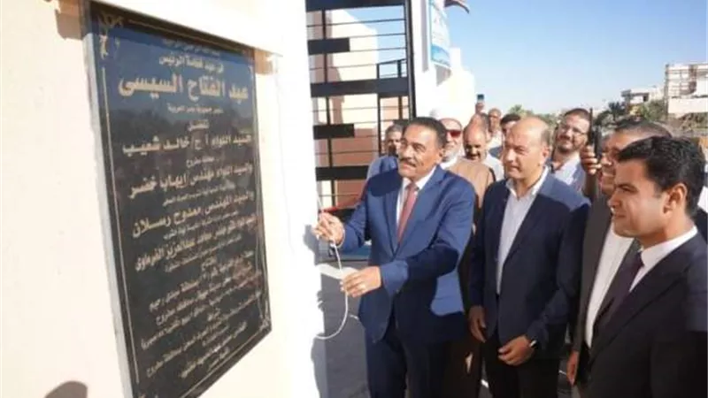شعيب يفتتح محطة الرفع الفرعيه رقم ٣ لمشروع الصرف بسيوة