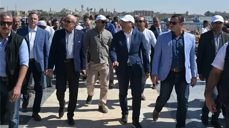 رئيس الوزراء يتابع أعمال تطوير كورنيش البر الغربي والممشى الزجاجي