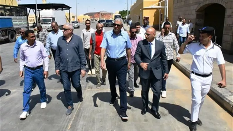 محافظ أسوان يتابع ميدانياً إنتظام حركة التجارة والسفر بميناء قسطل