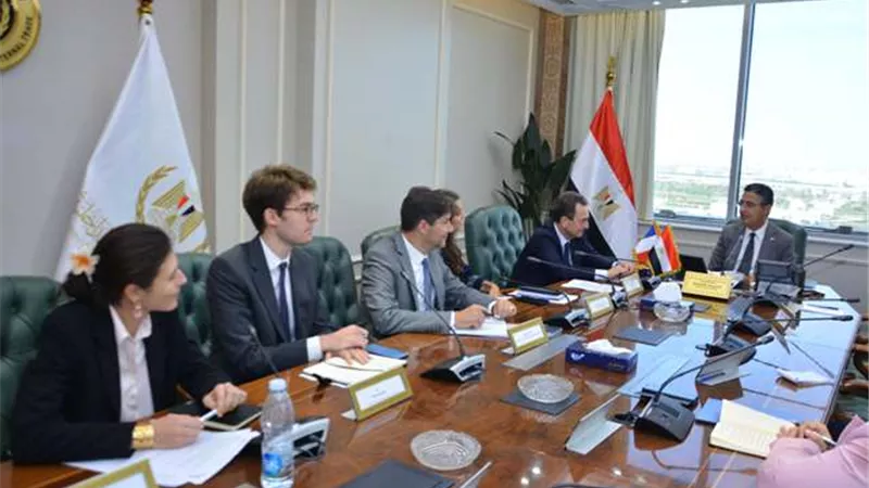 وزير التموين يبحث مع السفير الفرنسي تعزيز التعاون
