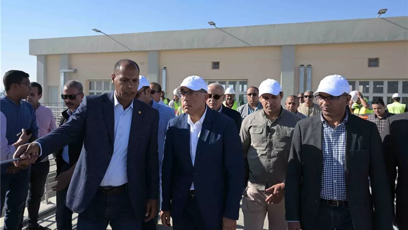 رئيس الوزراء يتفقد محطة مياه الشرب الجديدة بقرية الهنادي شرق إسنا