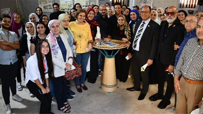 رئيس جامعة حلوان يفتتح معرض 