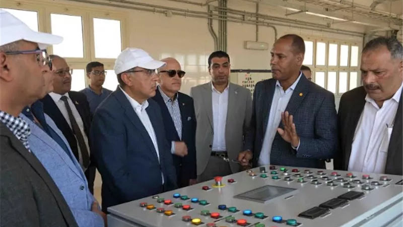 رئيس الوزراء يتفقد محطة مياه الشرب بقرية الهنادي شرق إسنا