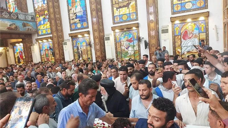 مطران ملوي يتقدم جنازة مينا موسي الممرض والأسرة ترفض تقبل العزاء