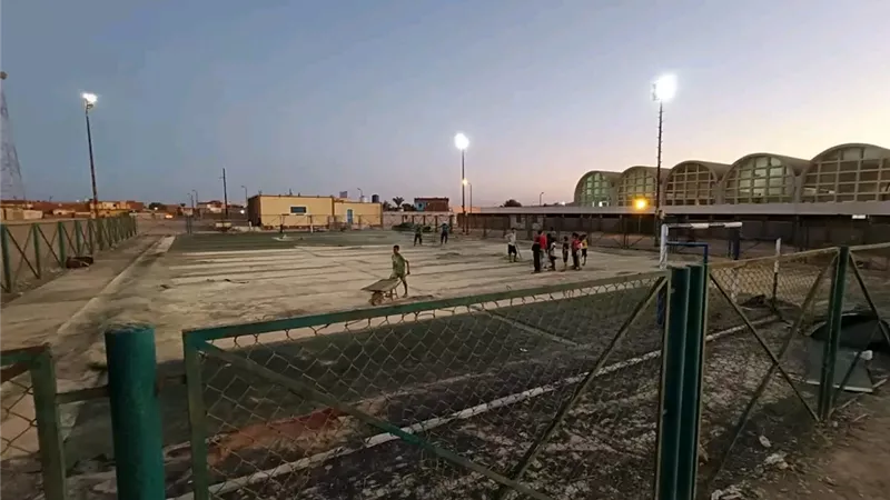 رفع كفاءة الملعب الخماسي في مركز شباب الحمراوين بالقصير