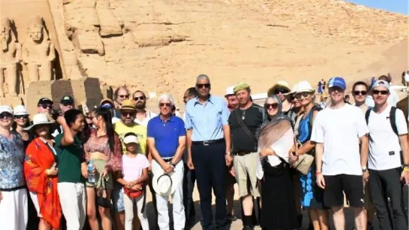 محافظ أسوان يشارك 4 ألاف سائح جولتهم داخل معبدى رمسيس الثانى