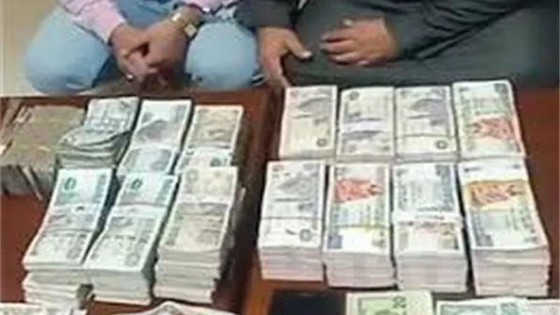 ضبط شخص أثناء محاولته تهريب عملات محلية وأجنبية بالمطار