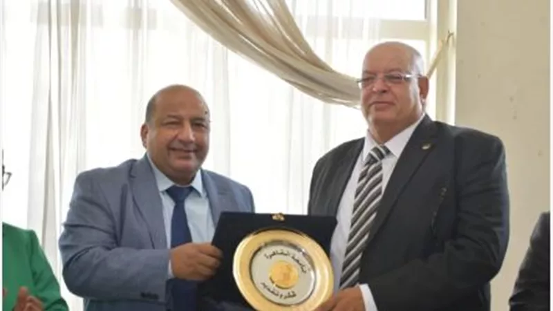 نائب رئيس جامعة القاهرة يُكرم مدير المراسم لبلوغه سن المعاش