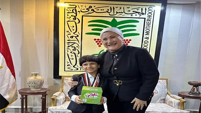 رئيسة المجلس القومي للطفولة تولي مهام رئاسة المجلس لعدد من الفتيات في يومهن العالمي