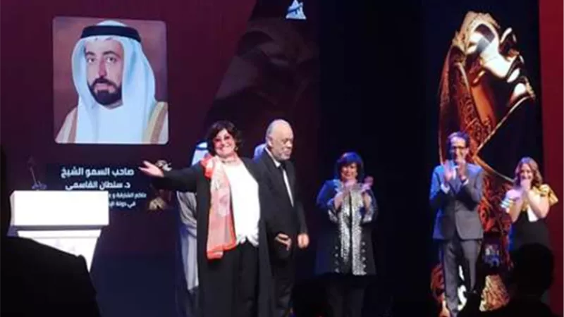 بالصور..سهير المرشدي تقدم درع التكريم للممثل عن حاكم الشارقة