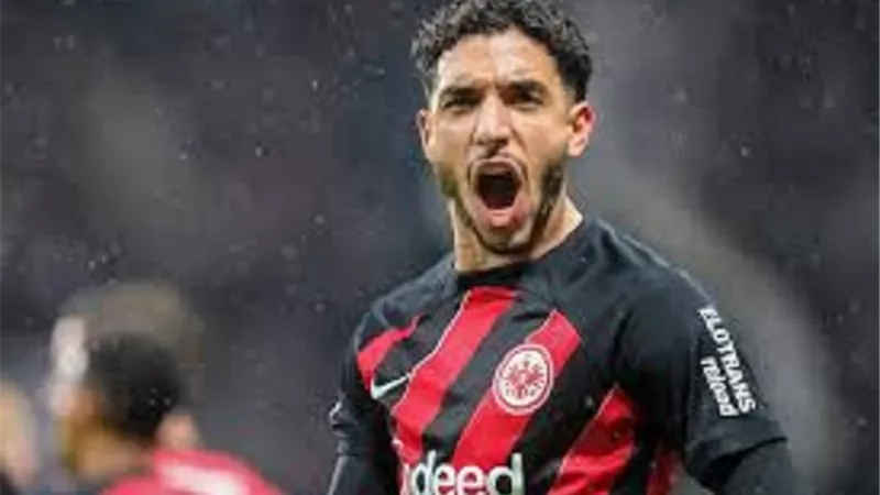 عملاق لندن يزاحم ليفربول على ضم عمر مرموش