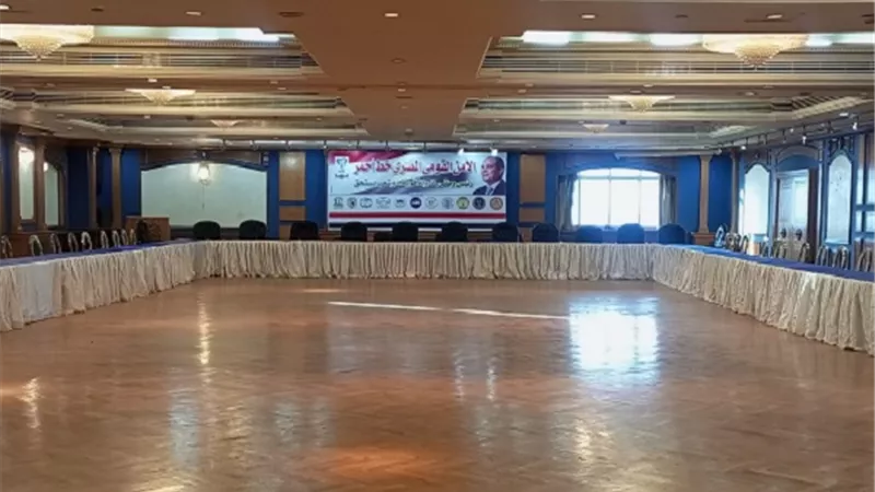 قاعة الاحتفال تستعد لاستقبال ضيوف مؤتمر 