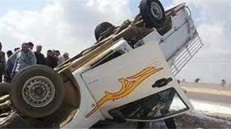 إصابة 7 في انقلاب سيارة ربع نقل بالطريق الأوسطي في اتجاه العبور
