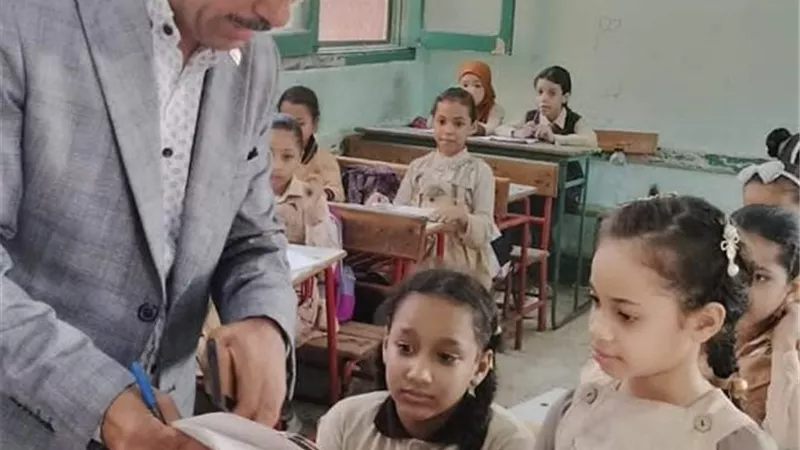 مدير تعليم الخانكة يتفاعل مع الطلاب علي السبورت