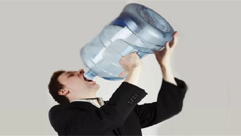 طبيب يحذر من الإفراط في تناول الماء لهذا السبب