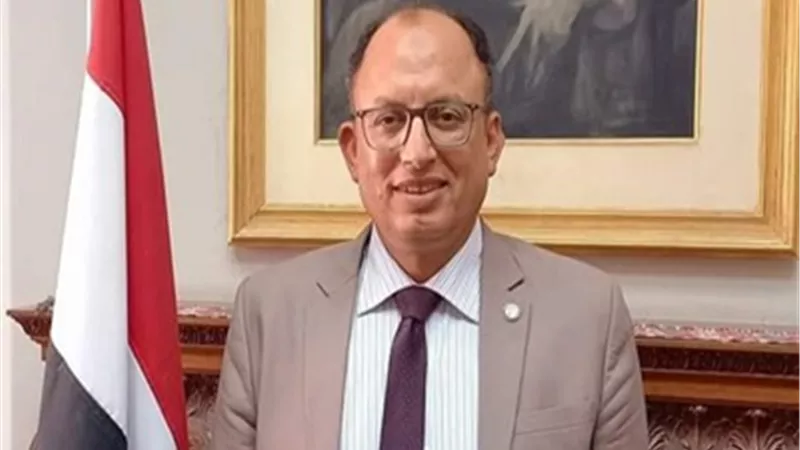 رئيس جامعة حلوان يفتتح معرضه الفني 