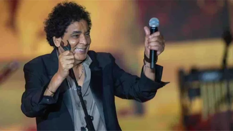 محمد منير يطمئن جمهوره على صحته .. فيديو