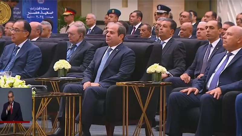 الرئيس يشاهد فيلما تسجيليا بعنوان «بوابة الحضارة» يتناول إنجازات وزارة النقل